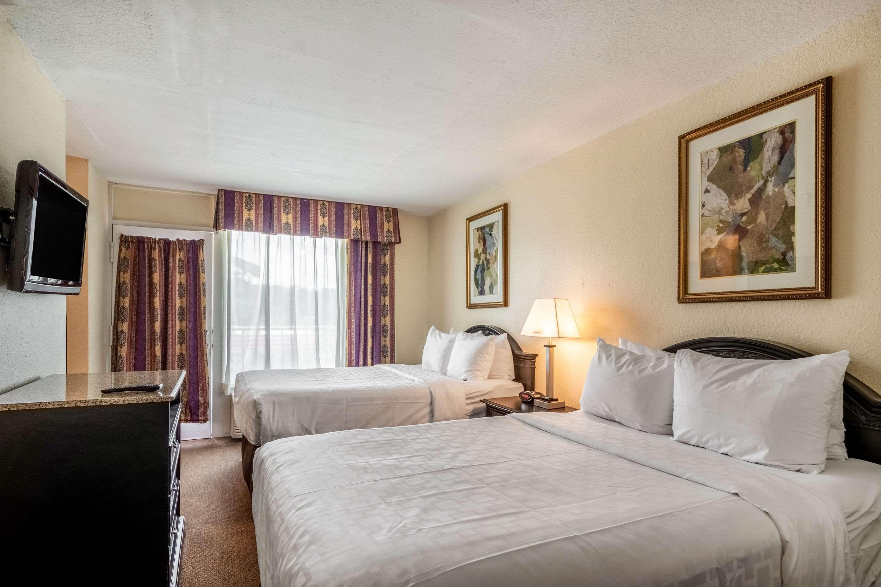 Clarion Inn & Suites Central Clearwater Beach Exterior foto