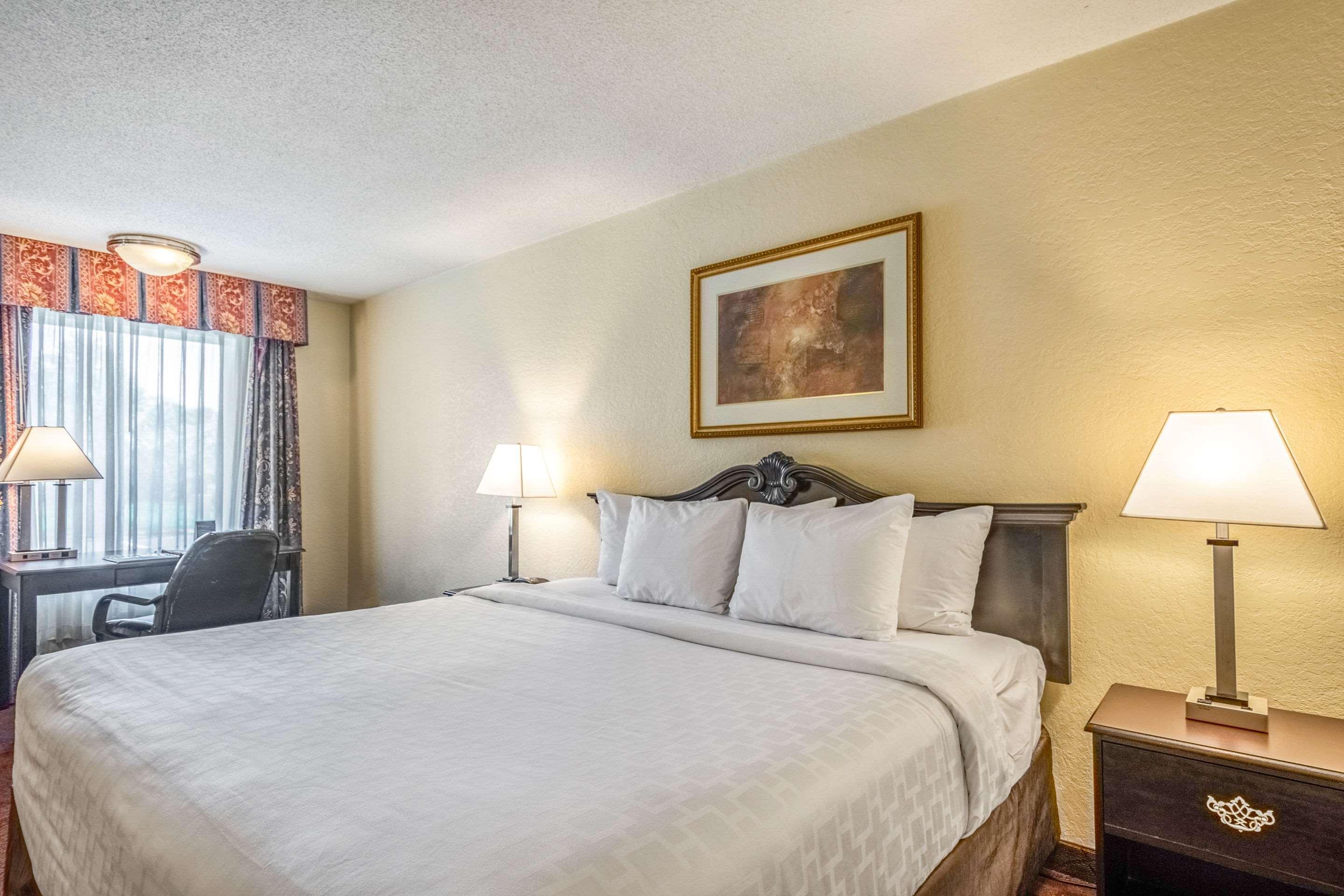 Clarion Inn & Suites Central Clearwater Beach Exterior foto